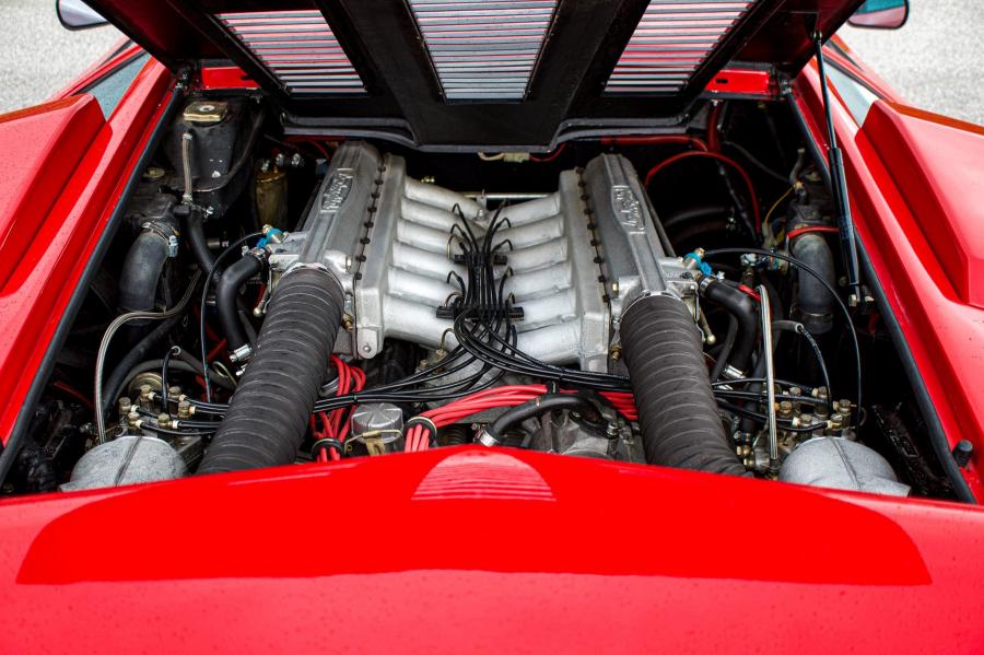 Моторный отсек Lamborghini Countach LP5000 S Quattrovalvole 1988 года  (фото 107 из 146)